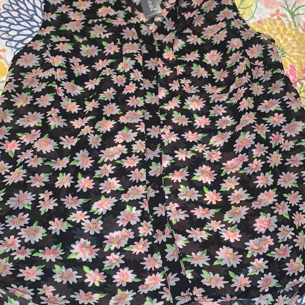 NWT LARGE WET SEAL FLOWER TANK - Picture 3 of 3